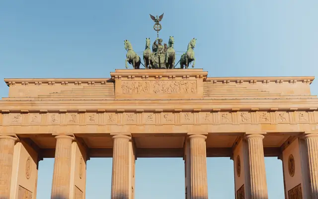 Brandenburger Tor i Berlin i aftensol