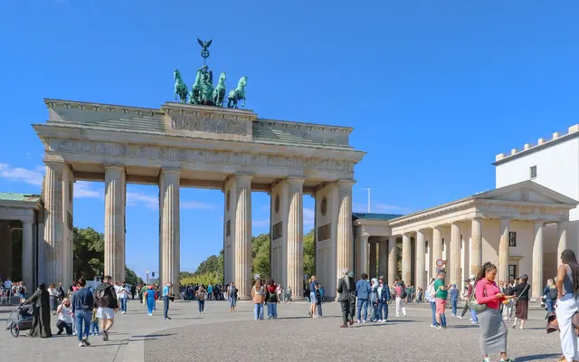 Brandenburger Tor i Berlin på en solskinsdag