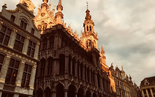 Grand Place i Bruxelles i aftensol