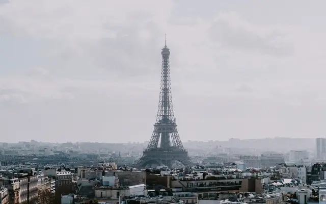 Eiffeltårnet over Paris' tage