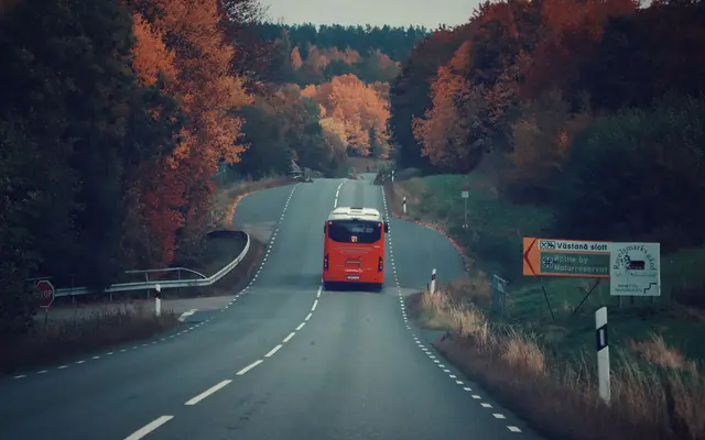 Turistbussen på landevejen på vej hjem